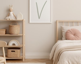 Impresión de la letra V en verde salvia: Arte inicial minimalista para habitación infantil (descarga digital)