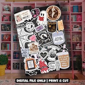 Könnte beinhalten: Eine Sammlung von Aufklebern zum Thema Halloween auf schwarzem Hintergrund, mit Geistern, Büchern und Sätzen wie "Spooky Book Club" und "Dead Inside". Die Aufkleber befinden sich vor einem rosa Bücherregal.