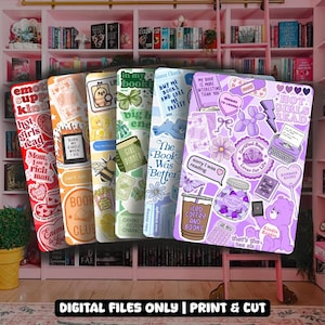 Könnte beinhalten: Eine Sammlung farbenfroher Lesezeichen mit verschiedenen Designs und Texten, darunter Sätze wie „Hot Girls Read“ und „Iced Coffee and Books“. Die Lesezeichen zeigen Illustrationen von Bären, Blumen und anderen Grafiken. Der Satz „DIGITAL FILES ONLY | PRINT & CUT“ steht unten.