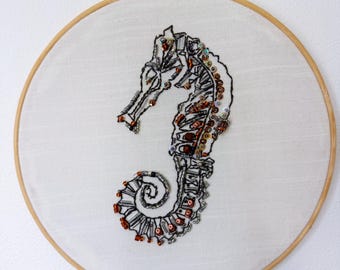 白とブロンズのタツノオトシゴの刺繍