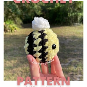 Op de afbeelding: Haakpatroon voor een gele en zwarte amigurumi-bij met een witte pompon bovenop. Het patroon is digitaal en vereist amigurumi-ervaring. *GEEN fysiek item*