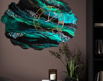 Smaragdgrün Geode Harz Uhr, große Epoxy Wandkunst, goldene römische Ziffern, modernes Dekor