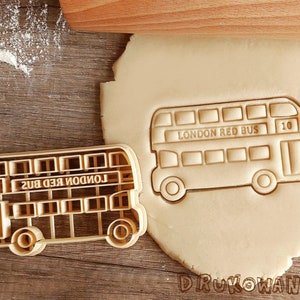 Pode incluir: Um cortador de biscoitos em forma de ônibus de dois andares vermelho com as palavras "LONDON RED BUS" e o número "10" no lado.