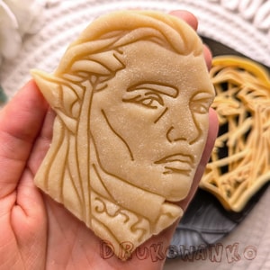 Elfo Alto Personaggio Magia Stregone Ladro Arco Fantasy Medievale DnD Dungeons and Dragons Malvagio RPG Tagliabiscotti Pasticceria Fondente Pasta Biscotto