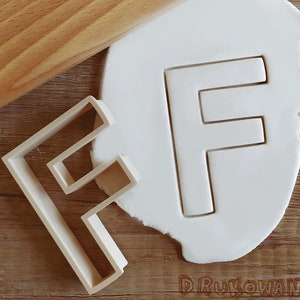 Tagliabiscotti con lettere dell'alfabeto, pasta frolla, pasta frolla