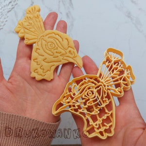 Può includere: Due stampini per biscotti a forma di pavone. Gli stampini per biscotti sono in plastica giallo chiaro. Uno stampino per biscotti è un design solido, mentre l'altro è un design più dettagliato con un motivo a griglia.
