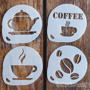 Può includere: Quattro stencil bianchi per caffè e tè. Gli stencil raffigurano una teiera, una tazza di caffè, chicchi di caffè e la parola "COFFEE".
