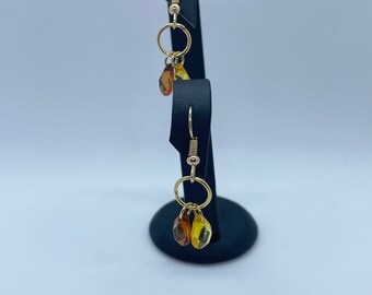 Boucles d’oreilles Golden Dangle recyclées/Bijoux et accessoires faits à la main/Mode et cadeaux bon marché/Matériaux recyclés