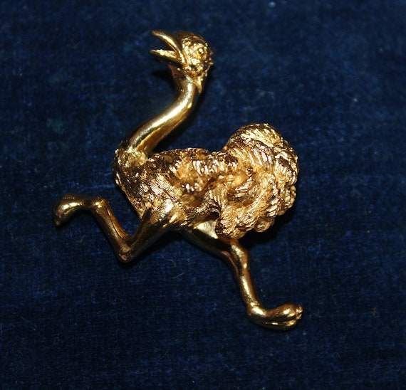 Trifari 60's/70's Ostrich Brooch, "Gold" Plated T… - image 6