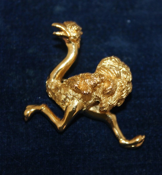 Trifari 60's/70's Ostrich Brooch, "Gold" Plated T… - image 1