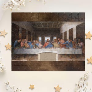 Puede incluir: Un rompecabezas que representa "La &Uacute;ltima Cena" de Leonardo da Vinci. Las piezas marrones del rompecabezas forman la imagen de la escena b&iacute;blica, con figuras de varios colores. El rompecabezas est&aacute; adornado con estrellas de madera y flores blancas.