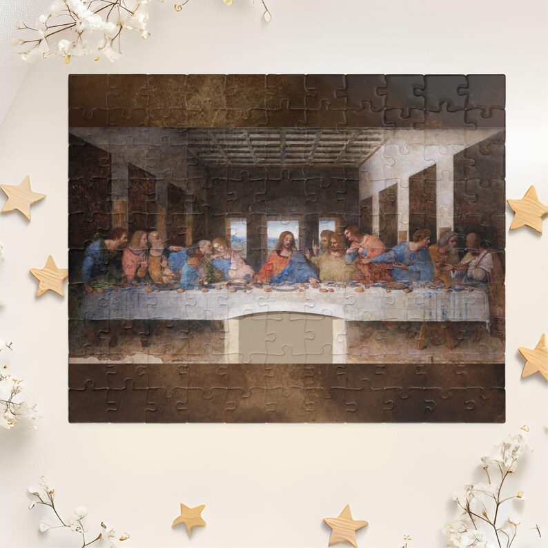 Puede incluir: Un rompecabezas que representa "La &Uacute;ltima Cena" de Leonardo da Vinci. Las piezas marrones del rompecabezas forman la imagen de la escena b&iacute;blica, con figuras de varios colores. El rompecabezas est&aacute; adornado con estrellas de madera y flores blancas.