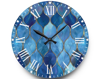 Puede incluir: Reloj de pared redondo con un diseño abstracto azul y dorado. La esfera del reloj presenta números romanos blancos y manecillas negras. El fondo tiene un patrón de mosaico en tonos azules y dorados.