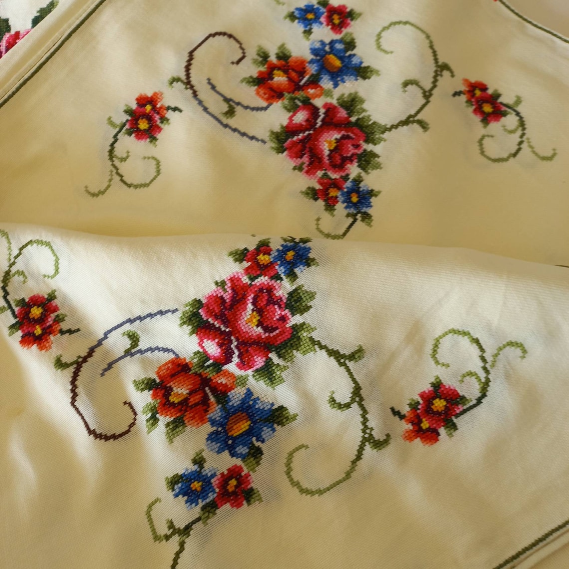 Vintage Hand Embroidered Cross Stitch Tablecloth With 8 Napkins, Big Roses Tablecloth, Antique