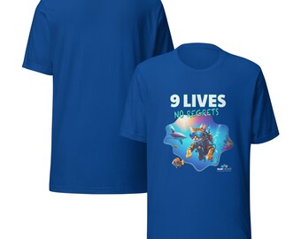 Op de afbeelding: Koningsblauw t-shirt met een afbeelding van een duikende kat met de tekst "9 Lives No Regrets". Het ontwerp bevat een haai, vissen en bellen. De achterkant van het shirt is effen koningsblauw.