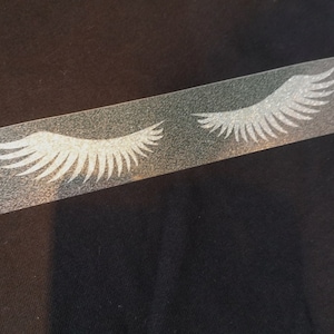 Puede incluir: Una plantilla de plástico transparente con dos diseños de pestañas blancas. La plantilla está diseñada para usar con maquillaje o manualidades.