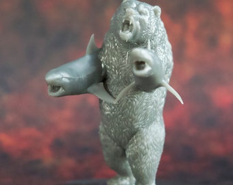 Könnte beinhalten: Eine graue 3D-gedruckte Figur eines Bären, der zwei Haie in seinen Pfoten hält. Der Bär steht auf einem schwarzen Sockel.