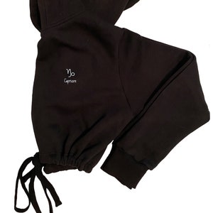 Capricorn Sternzeichen / Astrologie Zeichen Kurz Hoodie mit verstellbarer Taille