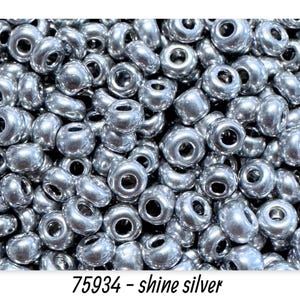 Ø 2 mm • Rocailles 12/0 • Perle di vetro • 25 g • circa 800 pezzi • argento lucido • (80,00 EUR/chilo) • Codice articolo: 75934