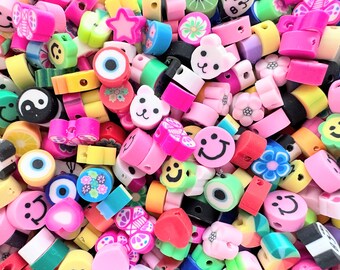 Könnte beinhalten: Eine große Auswahl an bunten Plastikperlen mit verschiedenen Designs, darunter Smiley-Gesichter, Sterne, Blumen, Schmetterlinge und Tiergesichter. Die Perlen sind perfekt zum Basteln von Schmuck, Schlüsselanhängern und anderen Accessoires.