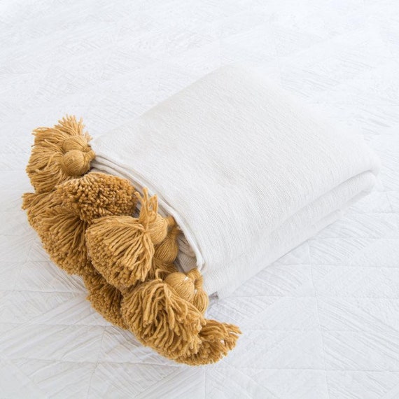 ホワイト/マスタード モロッコ ポンポン スローブランケット