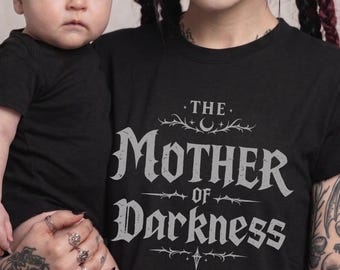 Goth moedershirt Mother of Darkness Moeder van het jaar Nieuw babycadeau Nieuw moedercadeau Moederdagcadeau Goth werk collega cadeau Alternatieve emo