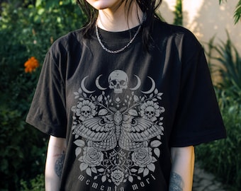 Shirt Memento Mori, gotisch grafisch T-shirt, Whimsigoth Witchy-kleding, Luna Moth-shirt schedelshirt, donkere esthetische grunge, gotisch cadeau