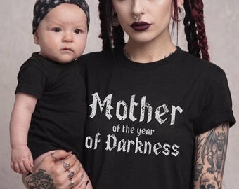 Goth moedershirt Mother of Darkness Moeder van het jaar Nieuw babycadeau Nieuw moedercadeau Moederdagcadeau Goth werk collega cadeau Alternatieve emo
