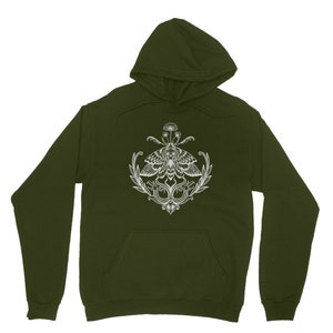 K&ouml;nnte beinhalten: Ein olivgr&uuml;ner Kapuzenpullover mit einem wei&szlig;en Grafikdruck auf der Brust. Das Design zeigt einen Nachtfalter mit detaillierten Fl&uuml;gelmustern, der &uuml;ber zwei symmetrischen Schlangen thront und von Blattzweigen sowie kleinen Pilzen umgeben ist.