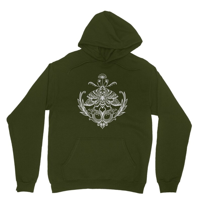 K&ouml;nnte beinhalten: Ein olivgr&uuml;ner Kapuzenpullover mit einem wei&szlig;en Grafikdruck auf der Brust. Das Design zeigt einen Nachtfalter mit detaillierten Fl&uuml;gelmustern, der &uuml;ber zwei symmetrischen Schlangen thront und von Blattzweigen sowie kleinen Pilzen umgeben ist.