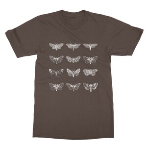 Op de afbeelding: Een bruin t-shirt met een raster van twaalf witte motillustraties. De motten hebben gedetailleerde vleugelpatronen en vari&euml;ren in grootte. Het t-shirt heeft een ronde hals.