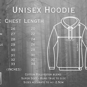 K&ouml;nnte beinhalten: Eine Gr&ouml;&szlig;entabelle f&uuml;r einen Unisex-Kapuzenpullover mit einer Strichzeichnung des Kleidungsst&uuml;cks und Pfeilen f&uuml;r Brust- und L&auml;ngenma&szlig;e. Eine Tabelle listet Gr&ouml;&szlig;en von Small bis 5-XL in Zoll auf. Der Text enth&auml;lt Cotton Polyester Blend.