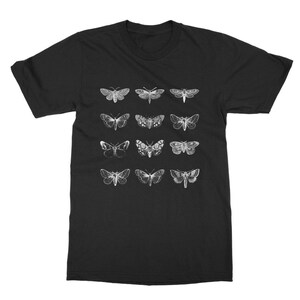 Op de afbeelding: Zwart T-shirt met een raster van twaalf witte motillustraties. De motten hebben gedetailleerde vleugelpatronen en vari&euml;ren in grootte. Een klassiek T-shirt met ronde hals, geschikt voor dagelijks gebruik.