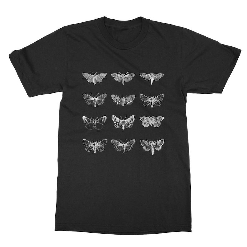 Op de afbeelding: Zwart T-shirt met een raster van twaalf witte motillustraties. De motten hebben gedetailleerde vleugelpatronen en vari&euml;ren in grootte. Een klassiek T-shirt met ronde hals, geschikt voor dagelijks gebruik.