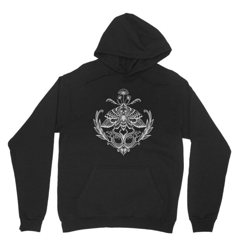 K&ouml;nnte beinhalten: Ein schwarzer Kapuzenpullover mit einem wei&szlig;en Grafikdruck auf der Brust. Das Design zeigt einen Nachtfalter mit Totenkopfmuster auf den Fl&uuml;geln, der &uuml;ber zwei Schlangen positioniert ist und von Blattzweigen sowie kleinen Pilzen umgeben ist.