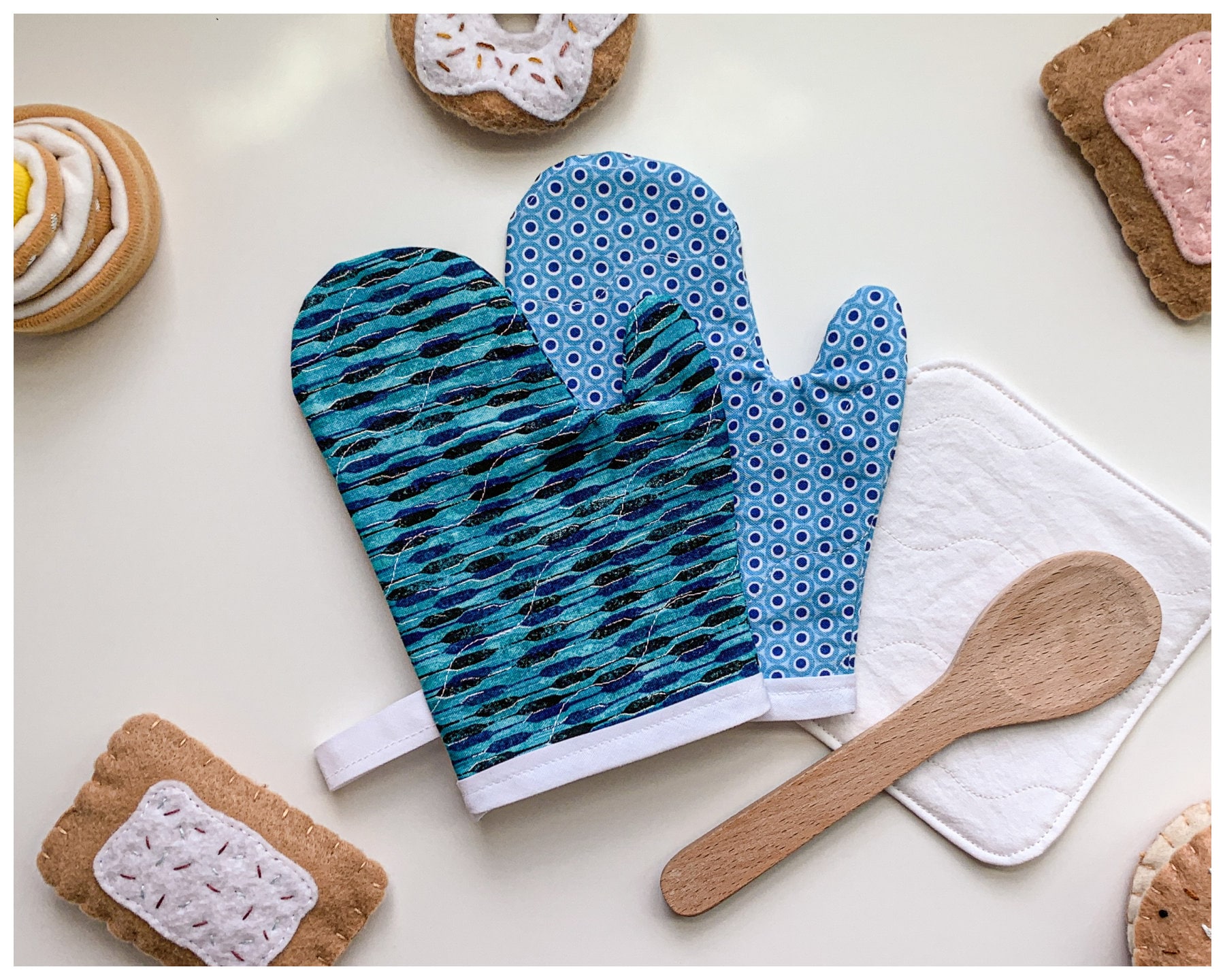 Kid's Play Oven Mitt and Pot Holder