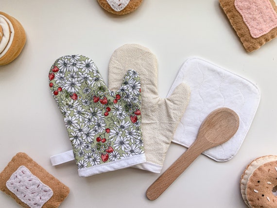 Kid's Play Oven Mitt and Pot Holder