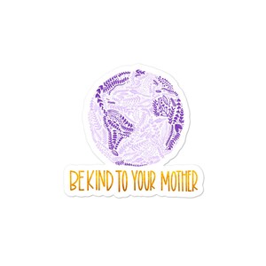 Wees vriendelijk voor uw Moeder Aarde paarse sticker - hand getekend - hand geschreven - hand geletterd
