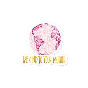 Wees vriendelijk om je Moeder Aarde roze sticker - hand getekend - hand geschreven