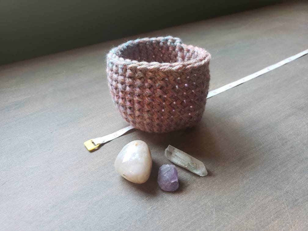 Wool Crochet Bowls for Crystals - Snowy Crochet Bowl for Crystals - Japandi  Style - Snowy Moss Crochet
