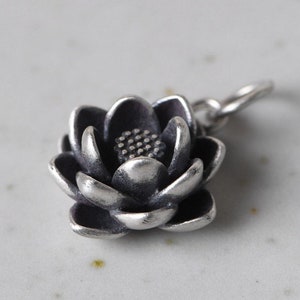 Sterling Silber Lotus Charme, Lotus Anhänger Charme, Lotus Blume Charme, Lotus Armband Charme, Lotus Schmuck, Blume Charme, kleine Lotus Charme