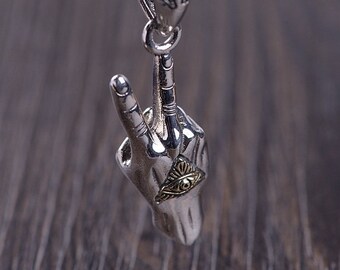 Puede incluir: Collar con colgante de plata que presenta una mano detallada haciendo el signo de la paz con un ojo que todo lo ve en la palma.