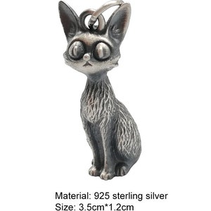 Puede incluir: Un amuleto de plata en forma de gato con ojos grandes. El amuleto mide 3,5 cm por 1,2 cm y pesa 12,8 gramos. Material: plata de ley 925.