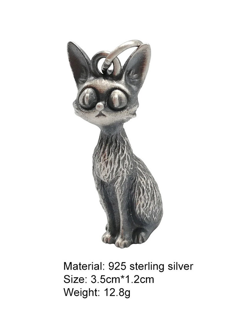 Puede incluir: Un amuleto de plata en forma de gato con ojos grandes. El amuleto mide 3,5 cm por 1,2 cm y pesa 12,8 gramos. Material: plata de ley 925.