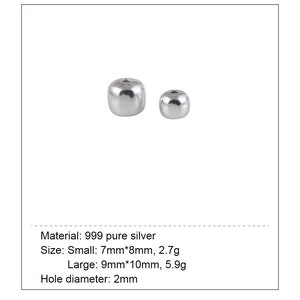 Peut inclure: Deux perles en argent, une petite et une grande. La petite perle mesure 7 mm sur 8 mm et p&egrave;se 2,7 grammes. La grande perle mesure 9 mm sur 10 mm et p&egrave;se 5,9 grammes. Les deux perles ont un diam&egrave;tre de trou de 2 mm.