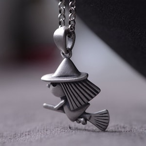 Pendentif petite sorcière en argent sterling, breloque sorcière sur balai, breloque sorcière volante, pendentif Halloween