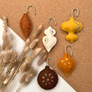 Christmas ornaments set of 5 made of felt with golden detail! Beautiful decoration for your Christmas tree in different shapes
