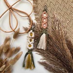 Llavero boho con flores hecho a mano: idea recuerdo de boda, invitadas de boda, damas de honor, baby shower o despedida de soltera.