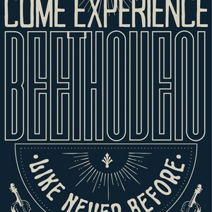 Puede incluir: Un póster de estilo vintage con el texto "Ven a experimentar Beethoven como nunca antes". El póster presenta una ilustración estilizada de un violín y un diseño de rayos de sol.