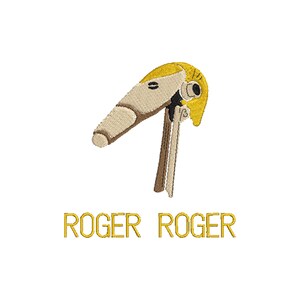 Könnte beinhalten: Gestickter Aufnäher mit einem gelben und braunen Cartoon-Bild eines Kopfes mit einer langen Nase und dem Text "ROGER ROGER" darunter.